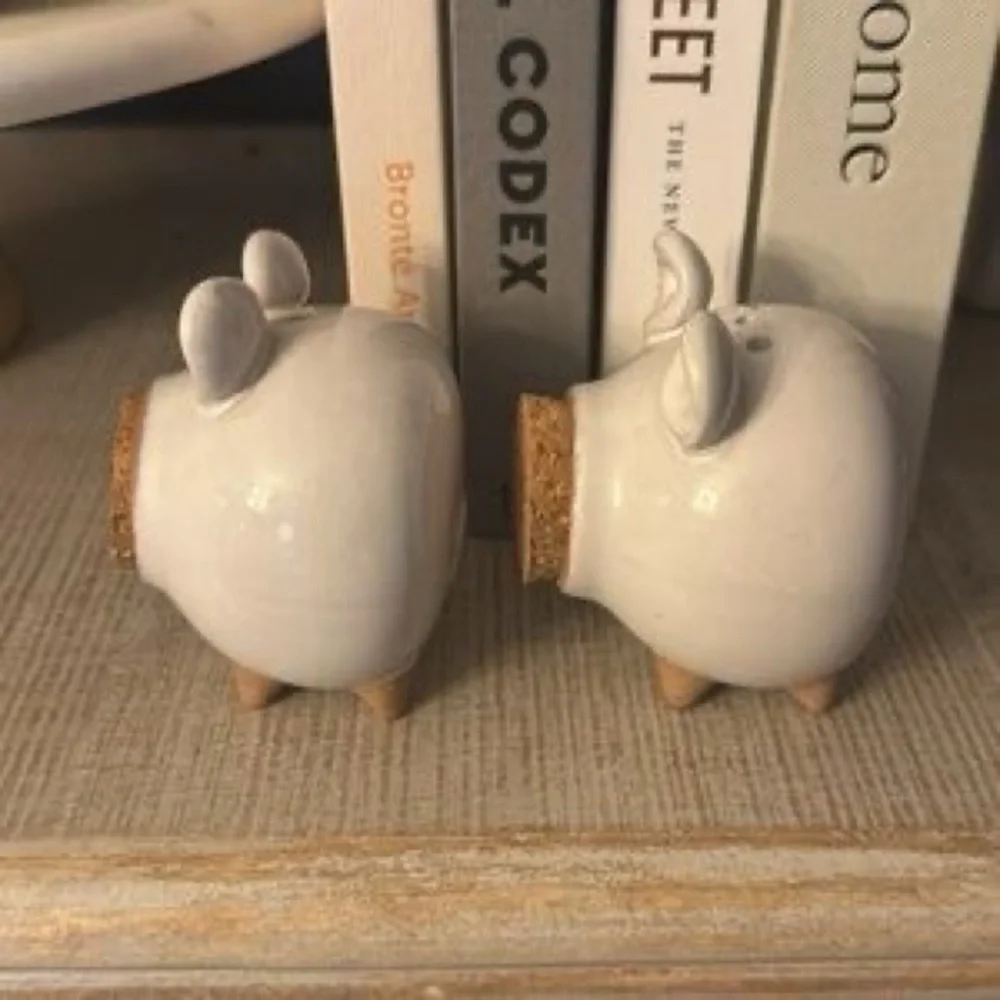 Crate&Barrel Pig Salt Pepper Shakers - Oink